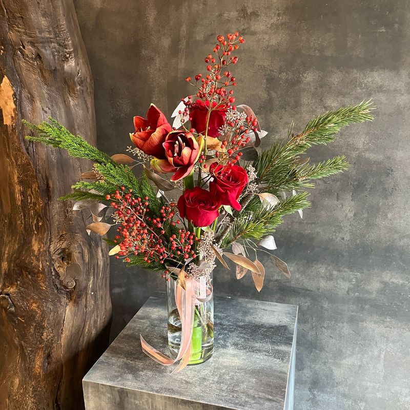 Букет с амариллисом и розами