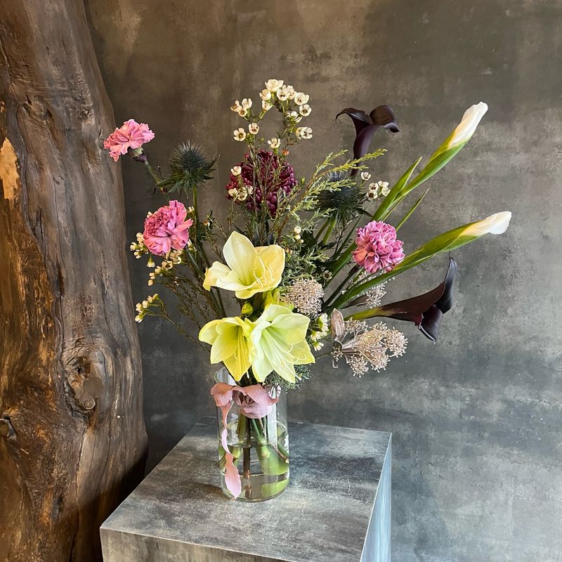 Букет с амариллисом и каллами 