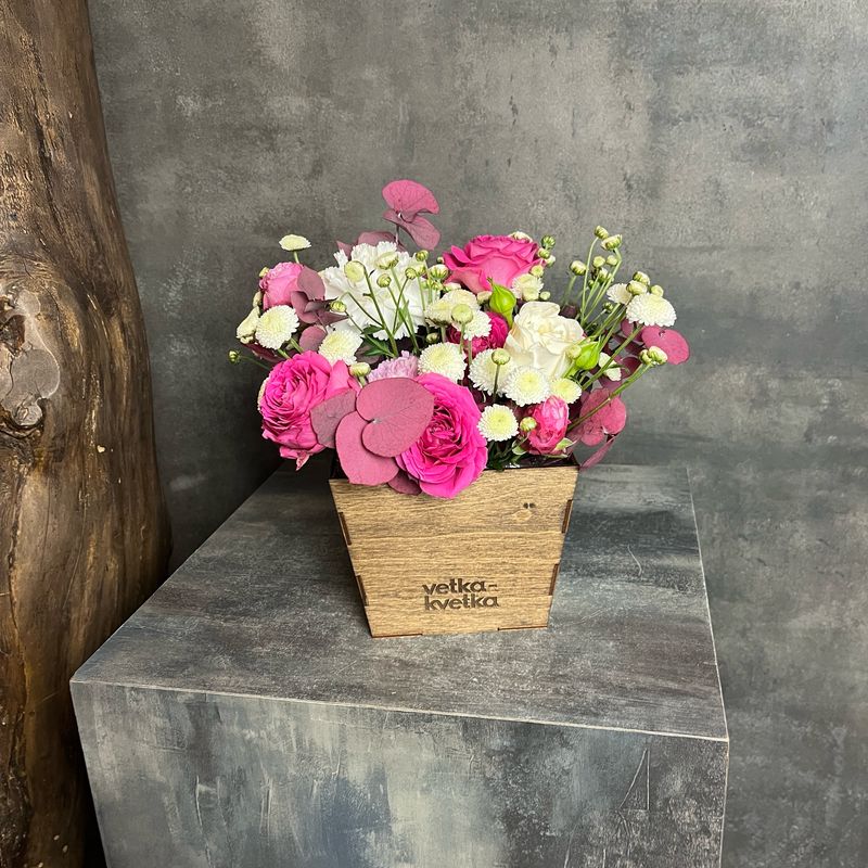 Композиция с розами и хризантемами 