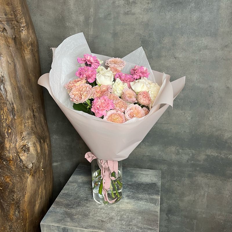 Букет с розами и гвоздиками 