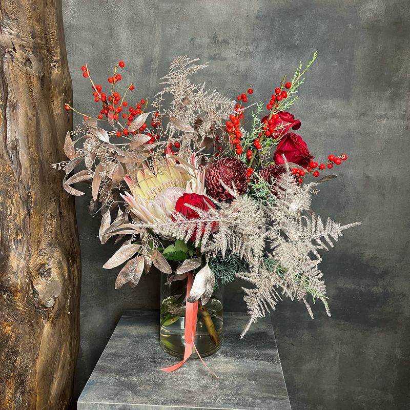 Букет с протеей и илексом