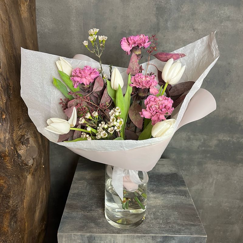 Букет с гвоздиками и тюльпанами