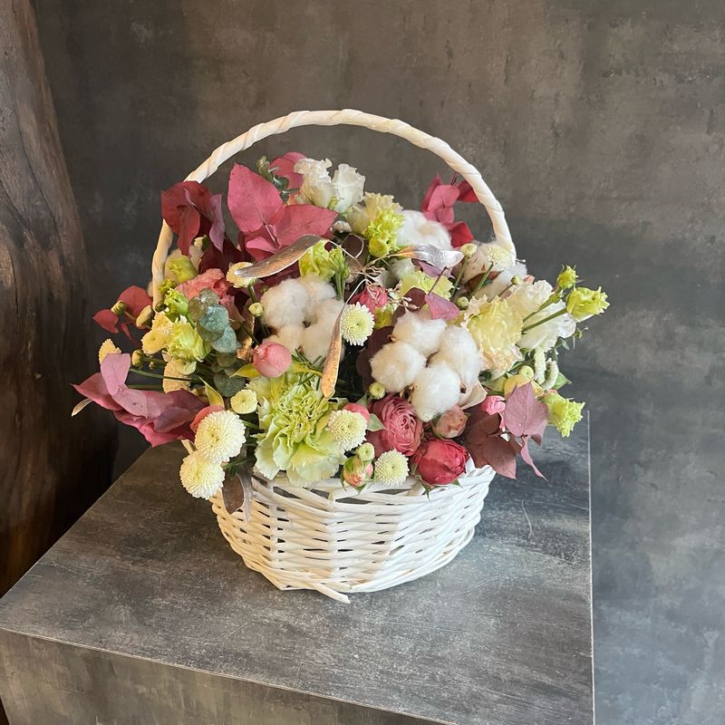 Корзина с хлопком и эустомой