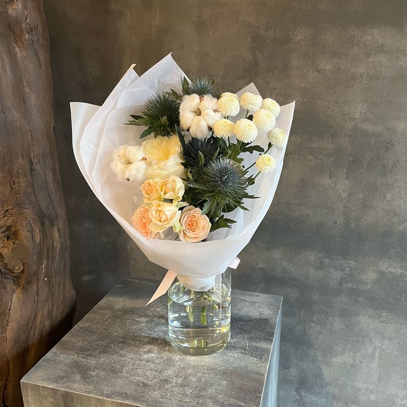 Букет с розами и эрингиумом