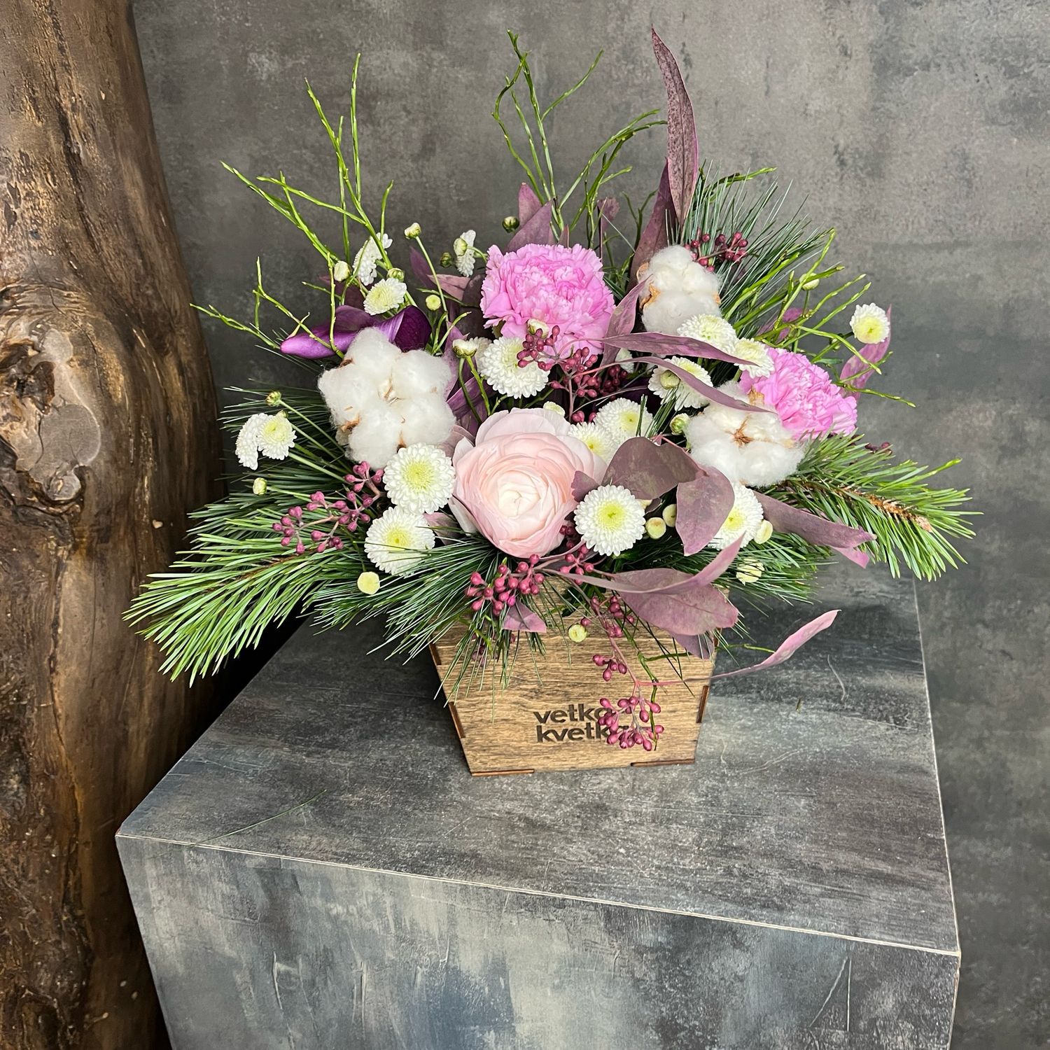 Композиция с лилией и ранункулюсом