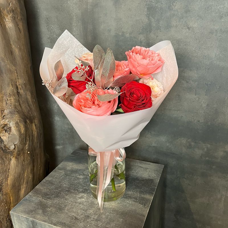 Букет-комплимент из роз и эвкалипта 