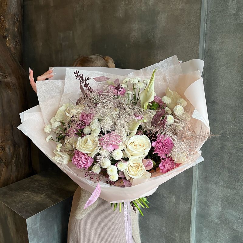 Букет XXL из роз, калл и аспарагуса 