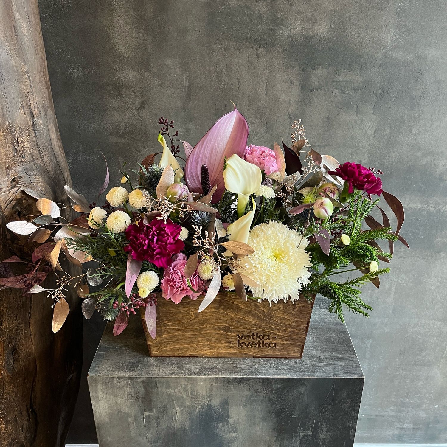 Композиция из хризантем, калл и анутариума 