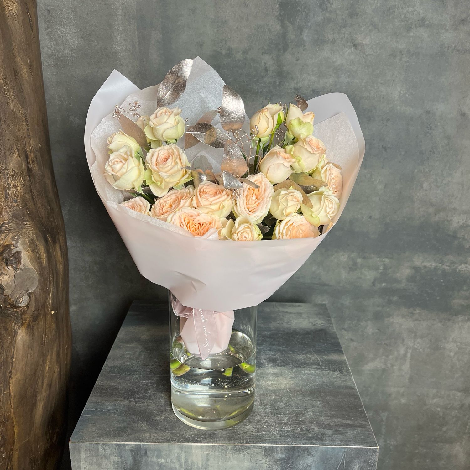 Букет из роз и популуса 