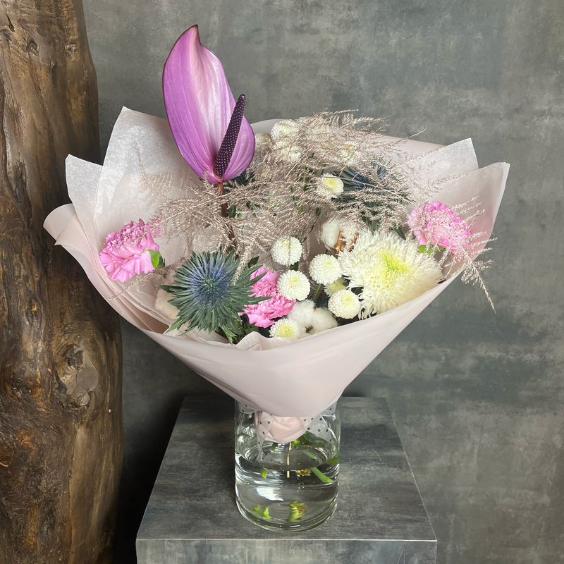 Букет из антуриума, хризантем и эрингиума 