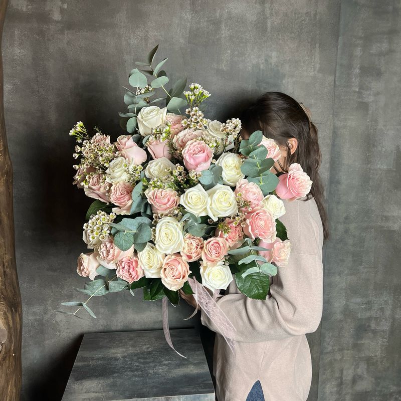 Букет XXL из роз, хамеллациума и эвкалипта 