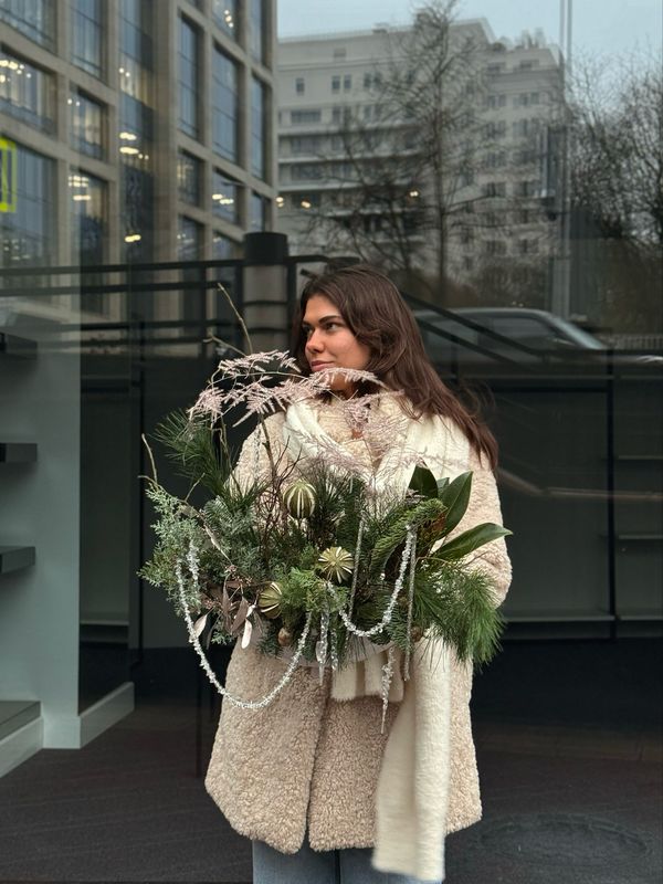 Кашпо «Лодка» с натуральным декором и хвоей