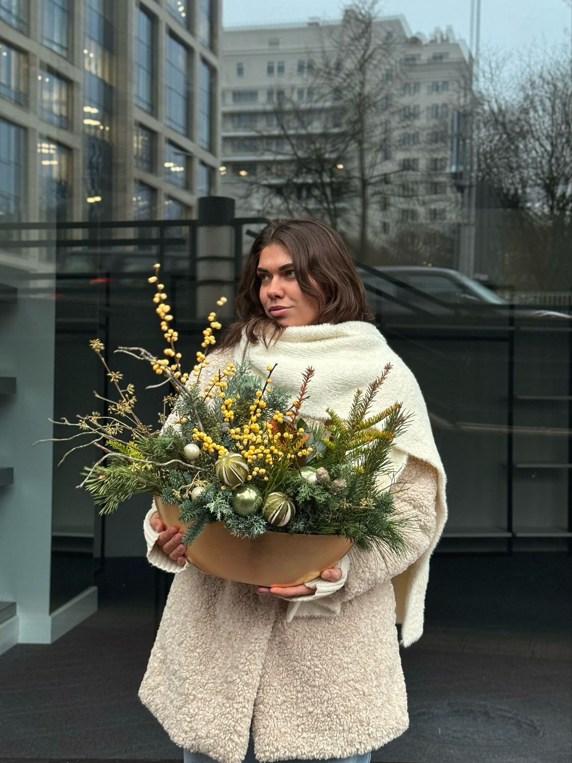 Кашпо «Лодка» с илексом и хвоей