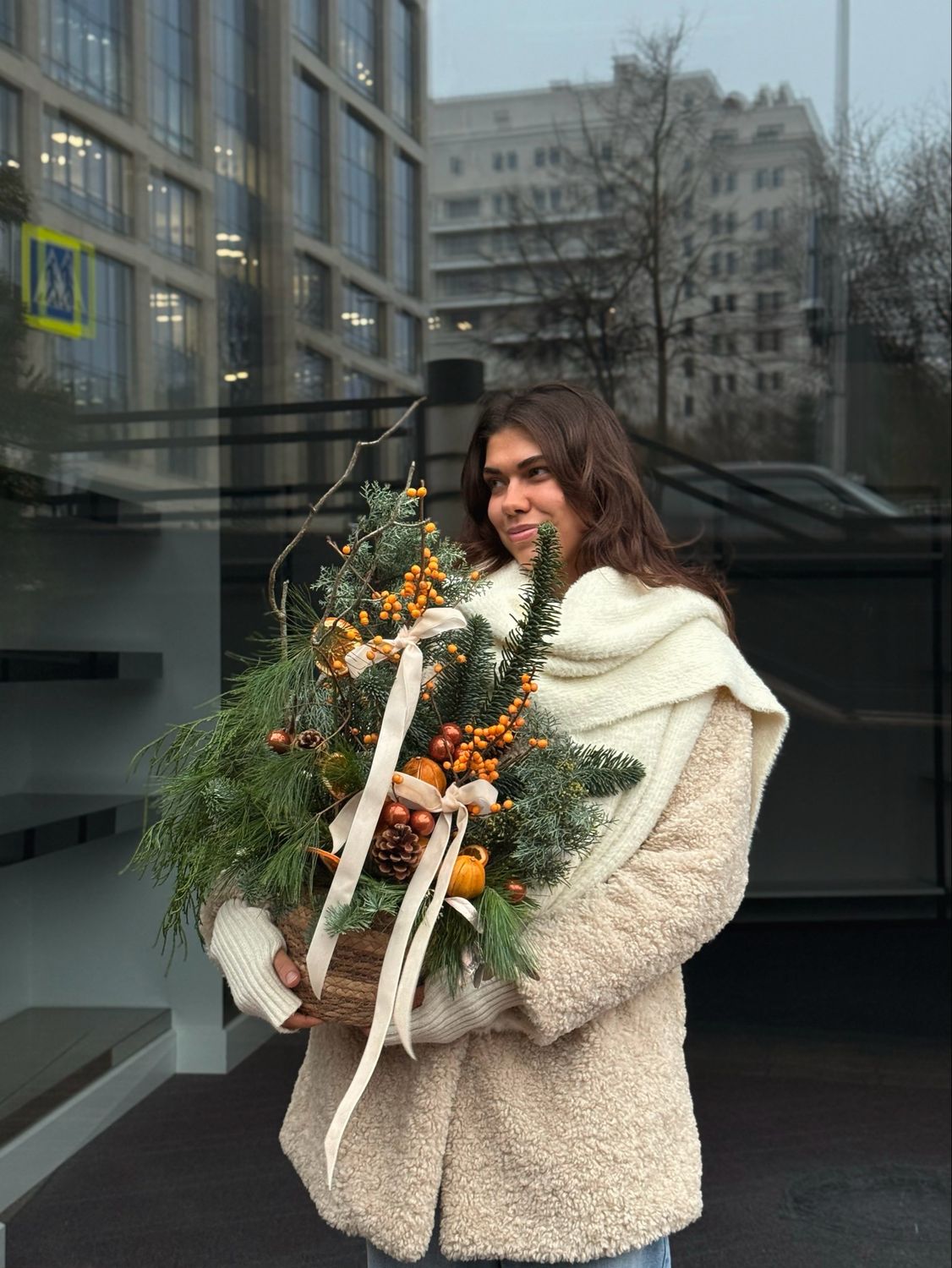 Композиция в кашпо из хвои, илекса и натурального декора