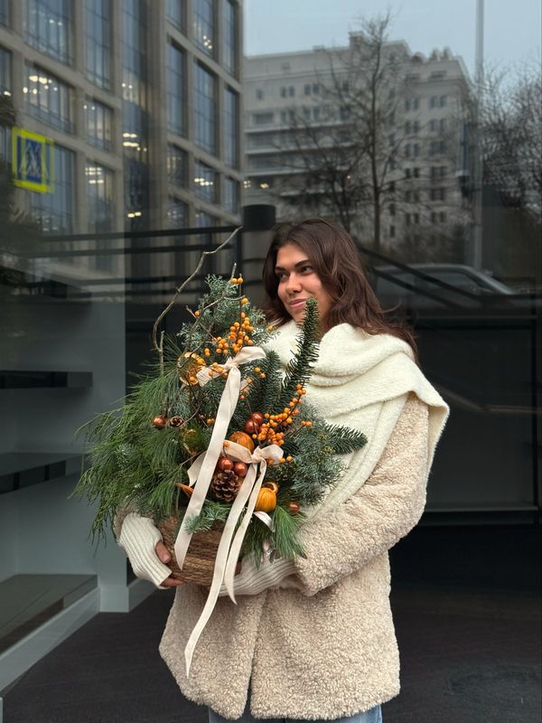 Композиция в кашпо из хвои, илекса и натурального декора