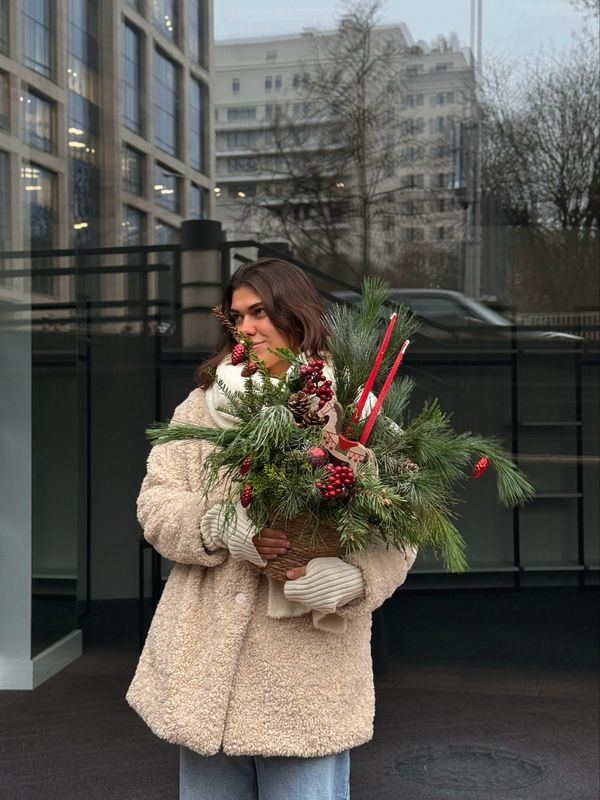 Композиция в кашпо с хвоей, свечами и декором