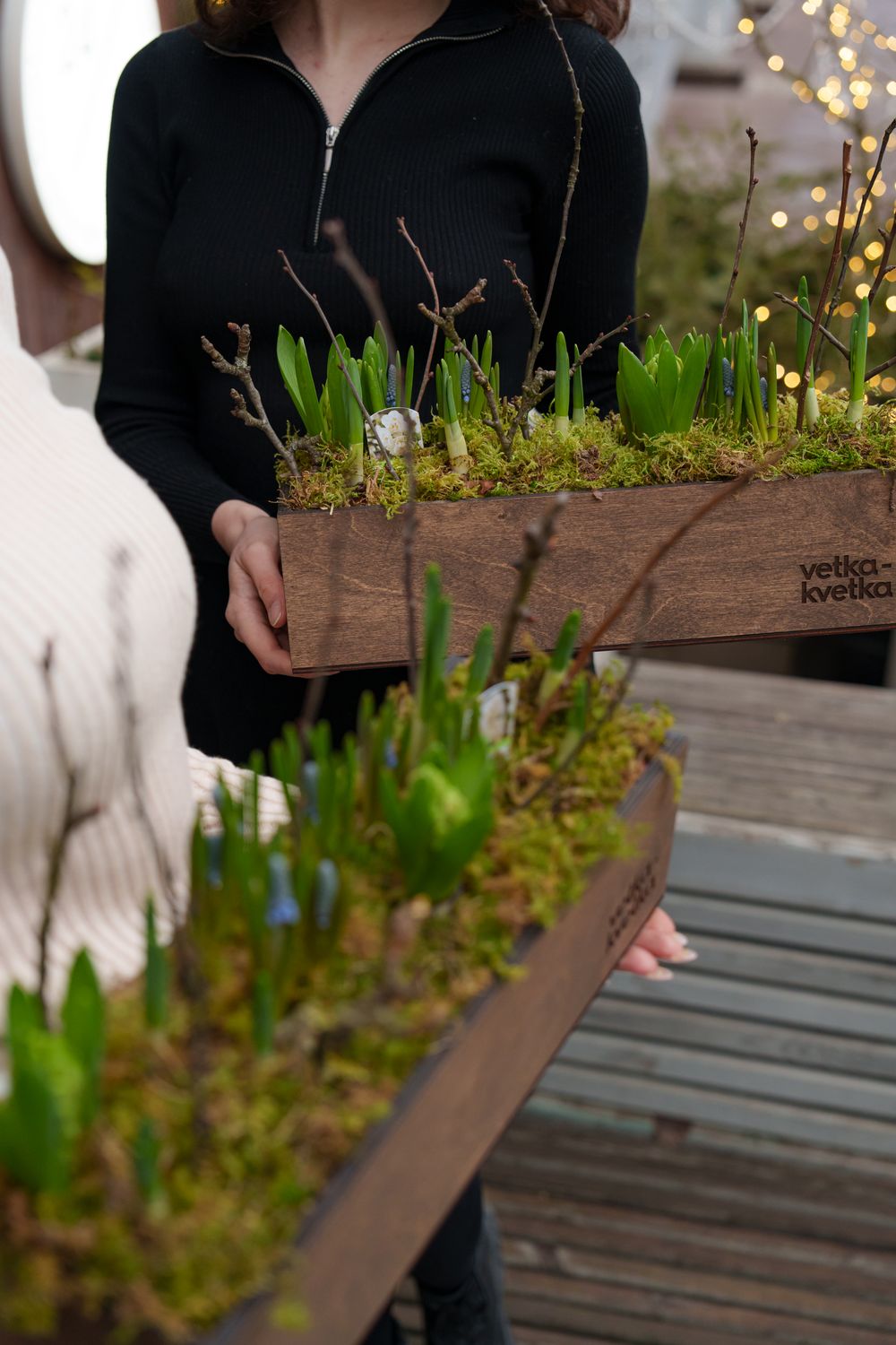 Луковичная аранжировка в деревянном кашпо