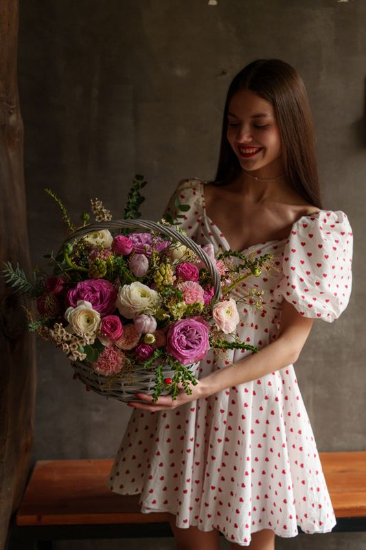 Корзина с ранункулюсами и розами 976 Корзина с ранункулюсами и розами 976