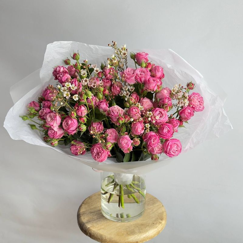 Букет из кустовых роз и хамелациума