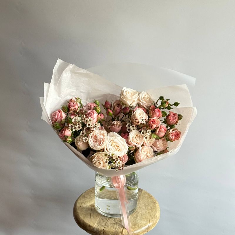 Букет с кустовыми розами