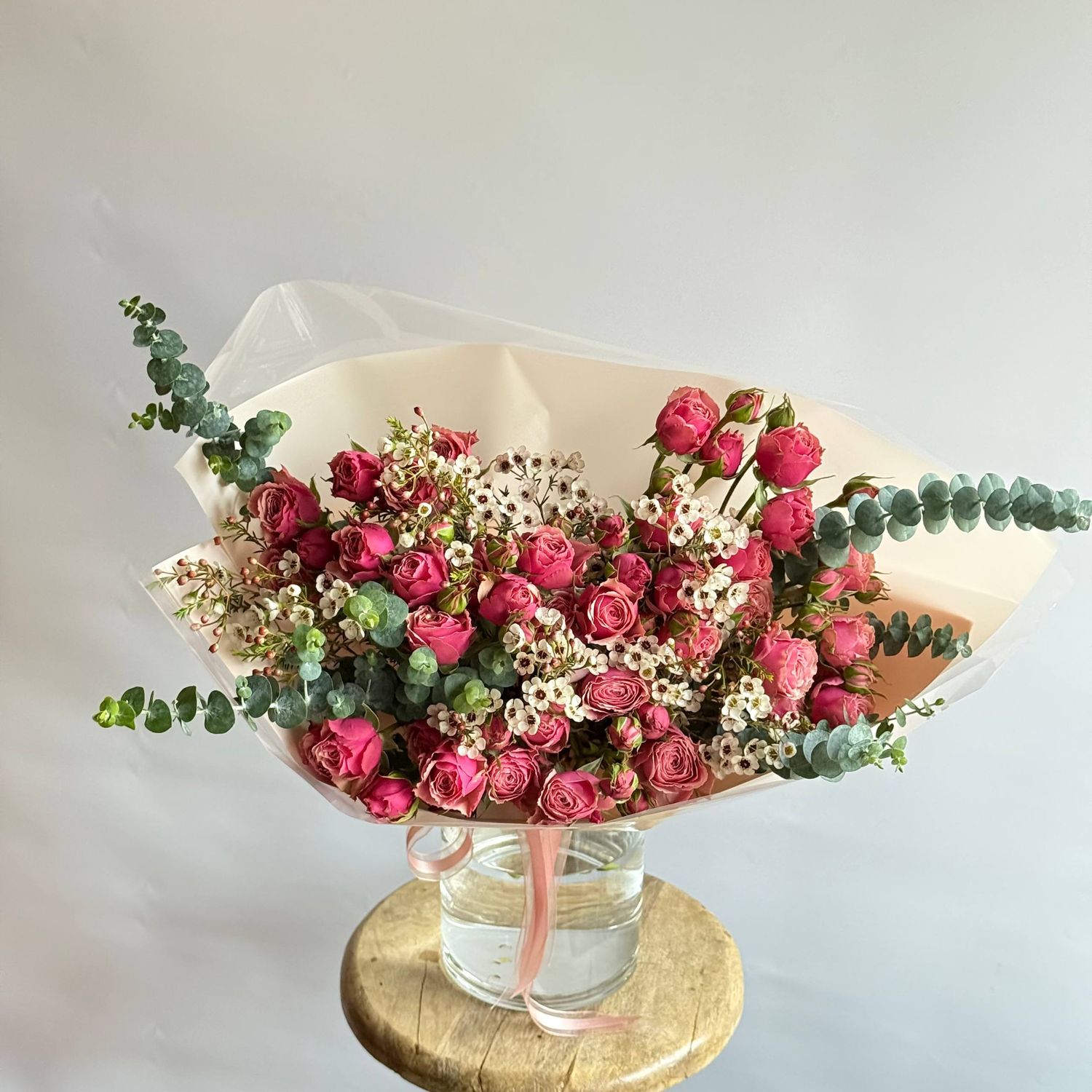 Букет из кустовых роз с эвкалиптом