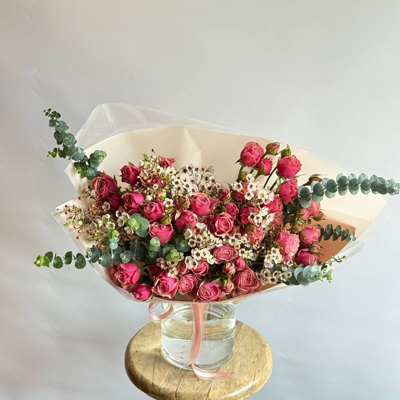 Букет из кустовых роз с эвкалиптом