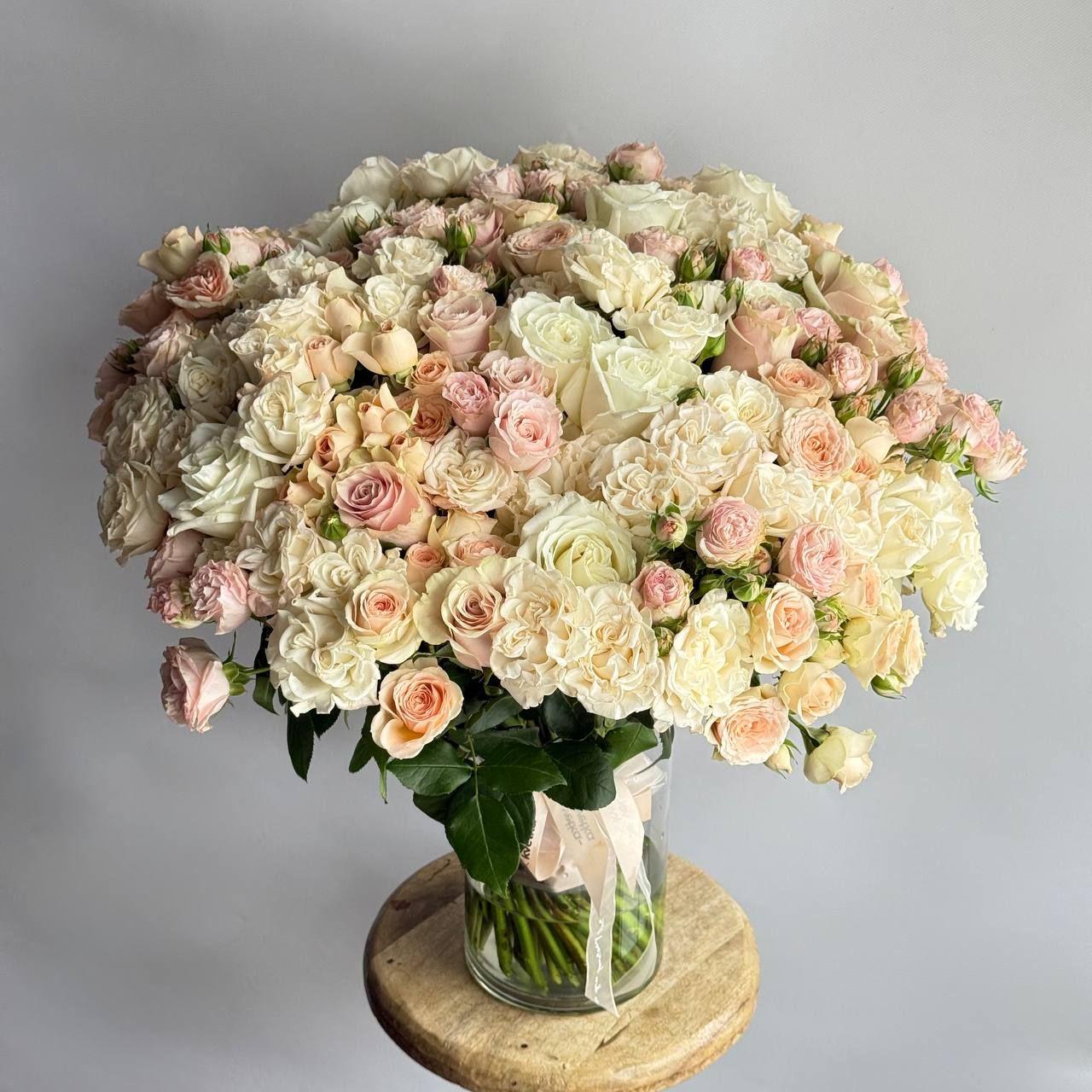 Букет XXL из кустовых и одноголовых роз