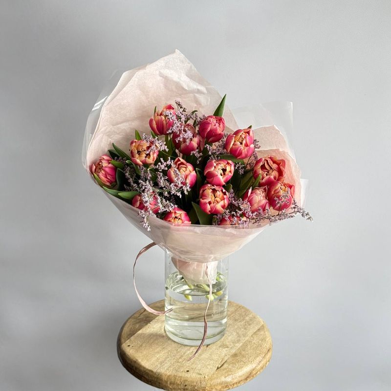 Букет из пионовидных тюльпанов и лимониума