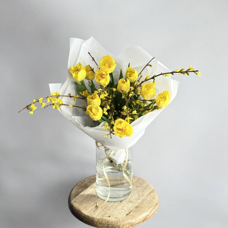 Букет из тюльпанов и форзиции