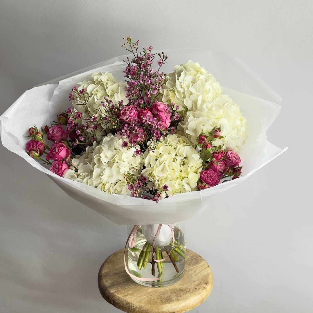 Букет из гортензий, роз и хамелациума