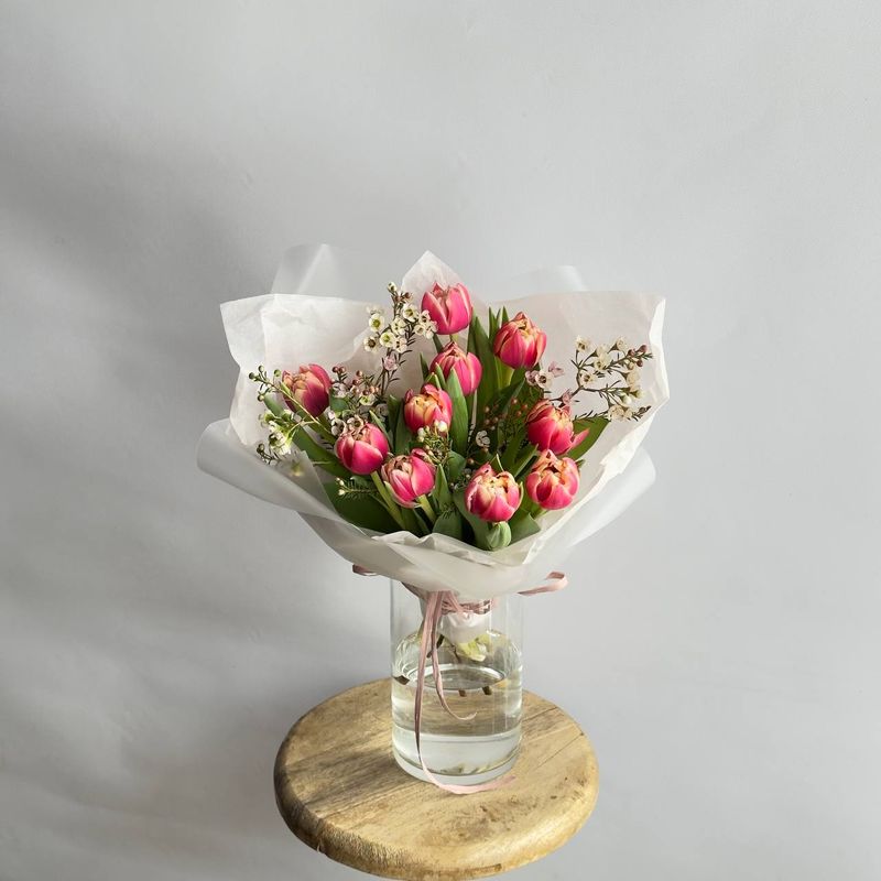 Букет из тюльпанов и эвкалипта