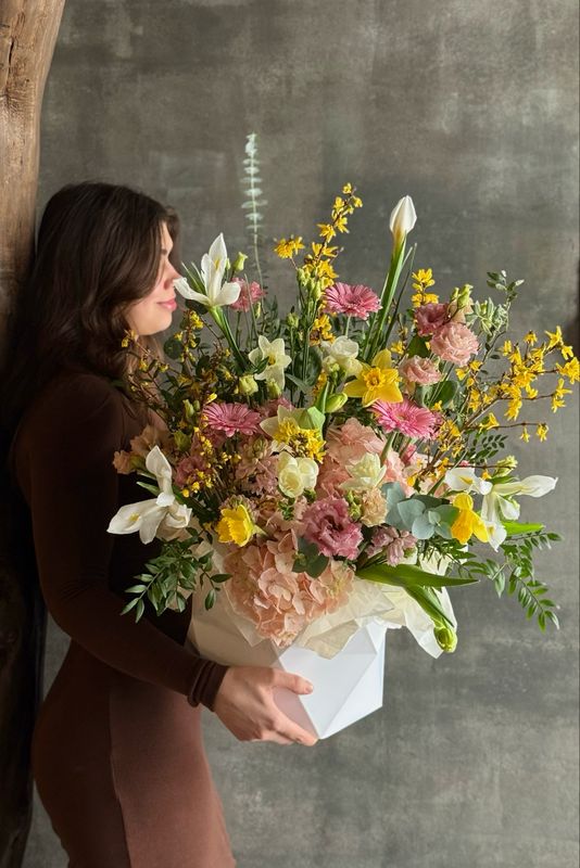 Композиция XXL с герберами и нарциссами Композиция XXL с герберами и нарциссами