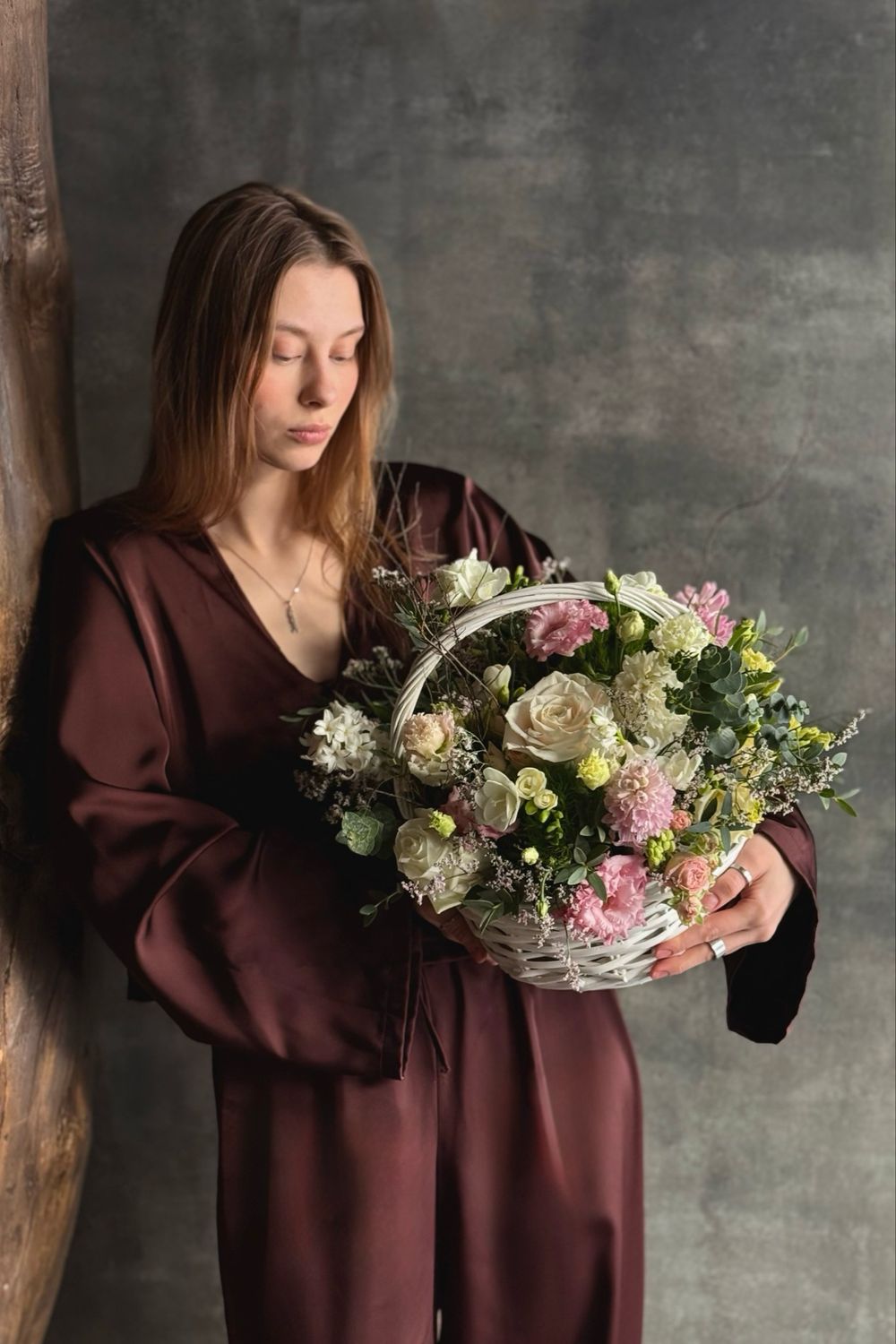 Корзина 807 с розами и гиацинтами