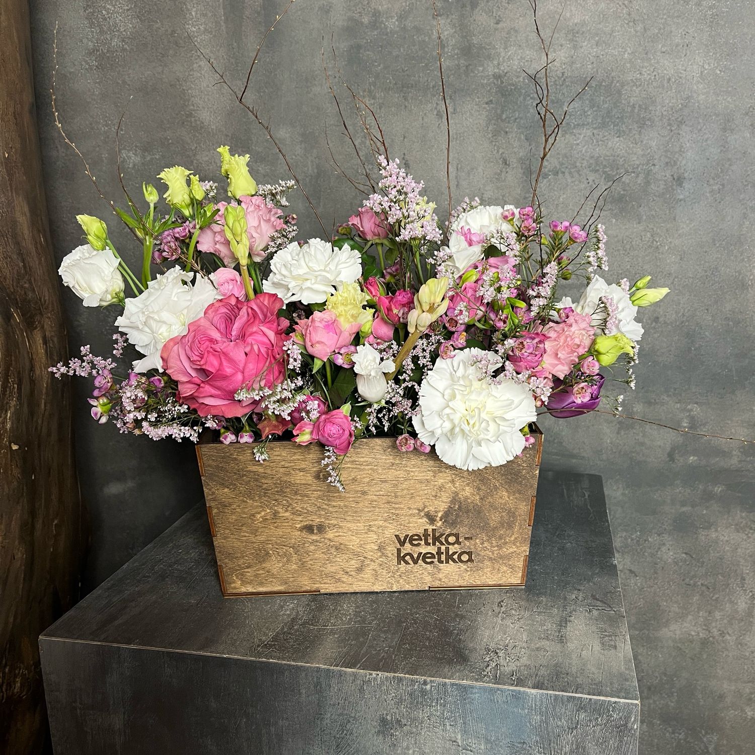 Композиция из гиацинтов и эустомы