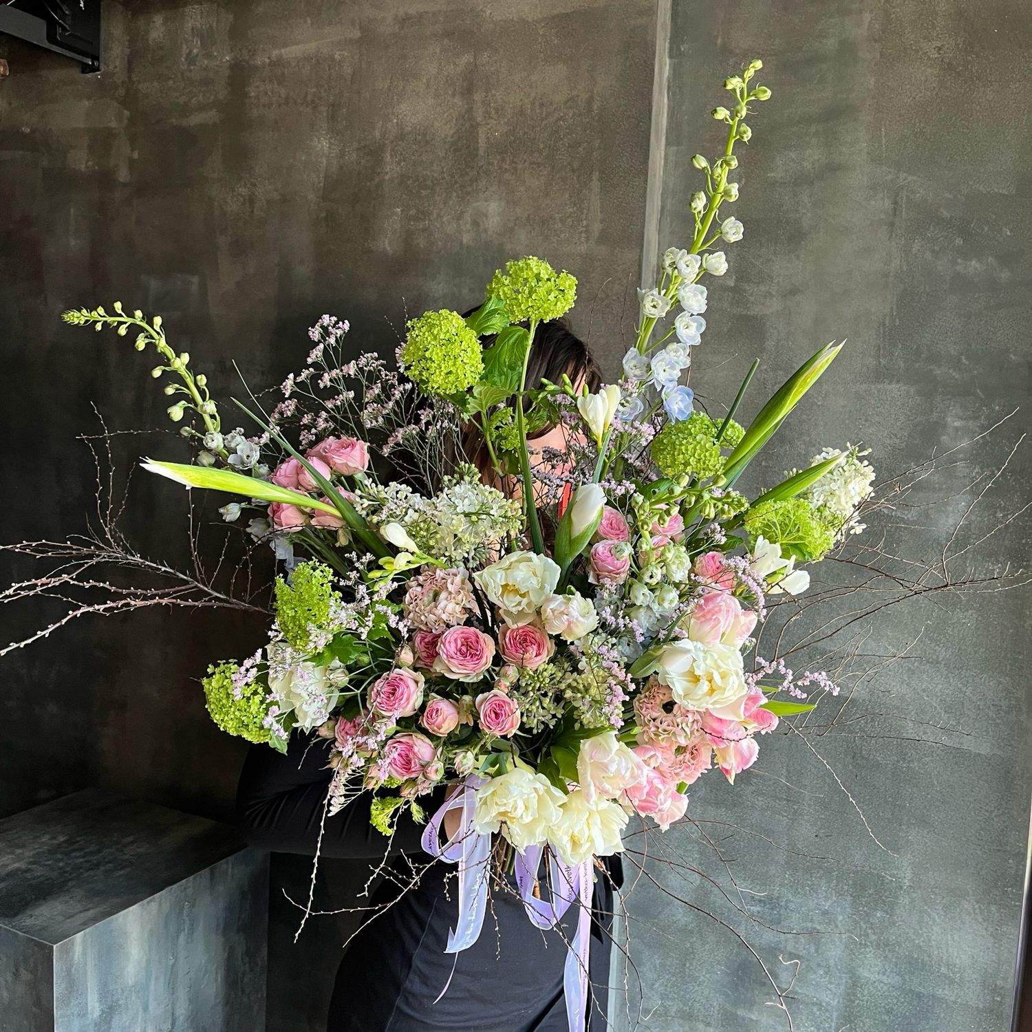 Букет XXL с вибурнумом и дельфиниумом 