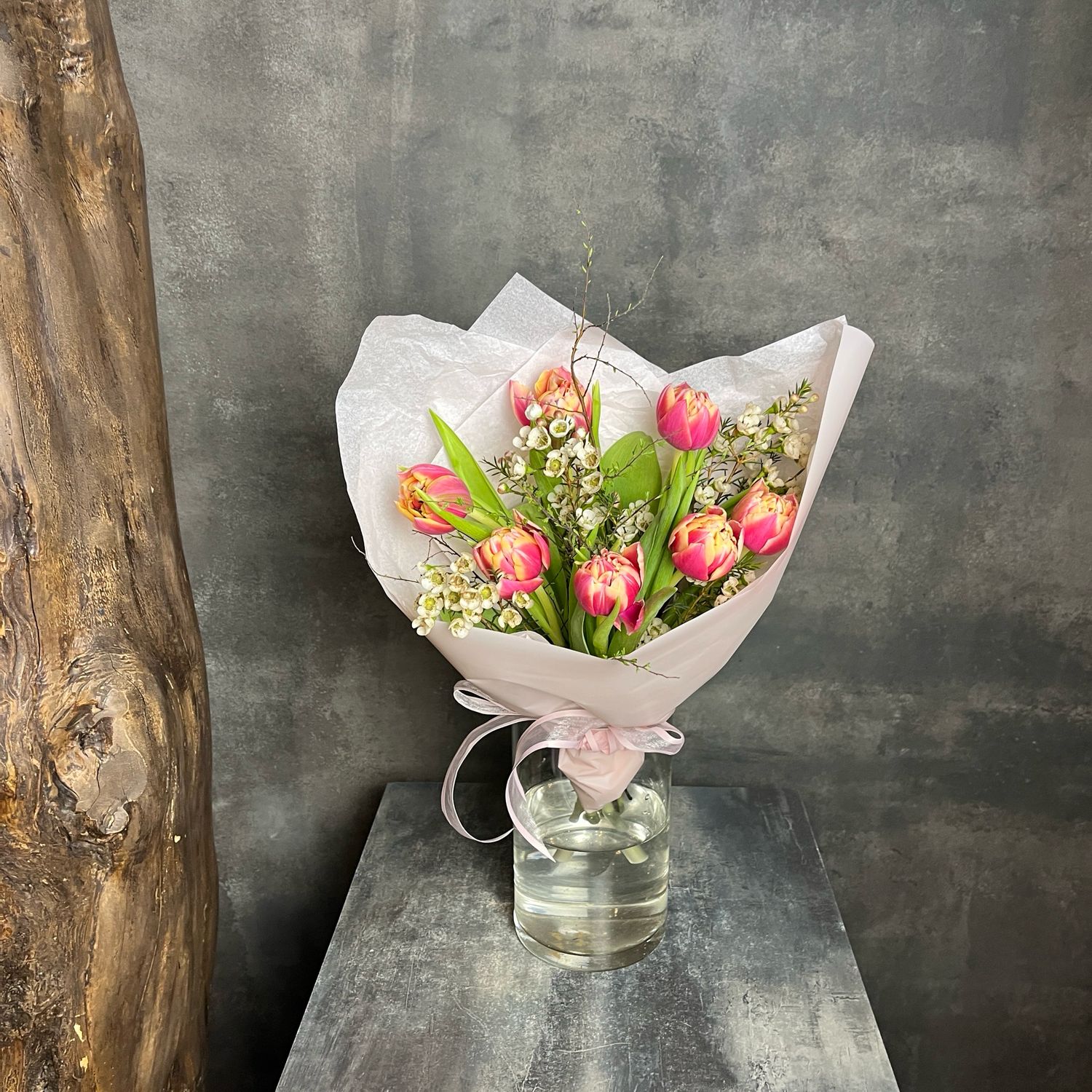 Букет с тюльпанами и хамелациумом