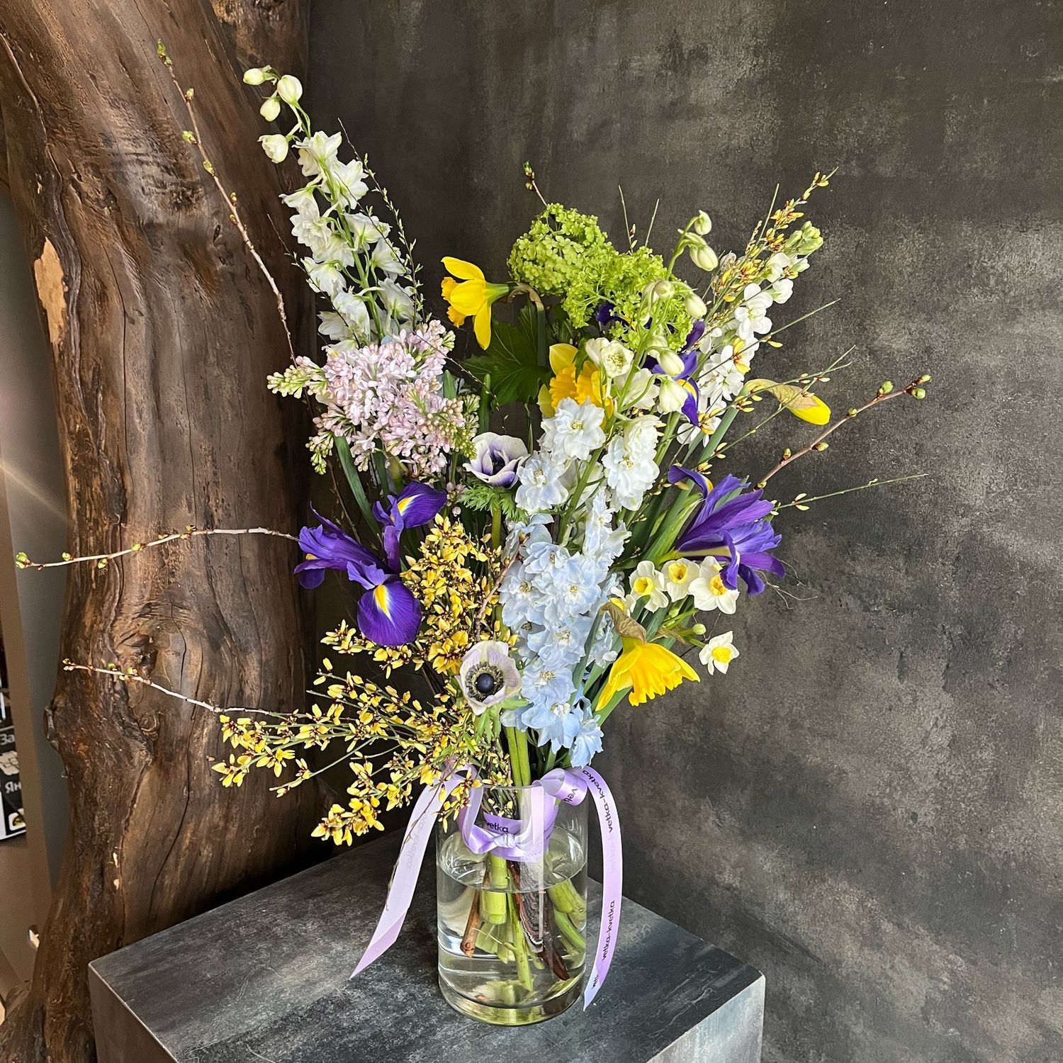 Букет из дельфиниума, ирисов и нарциссов