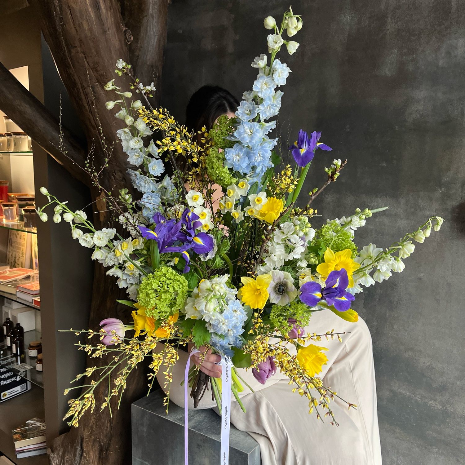Букет XXL из ирисов, дельфиниума и нарциссов
