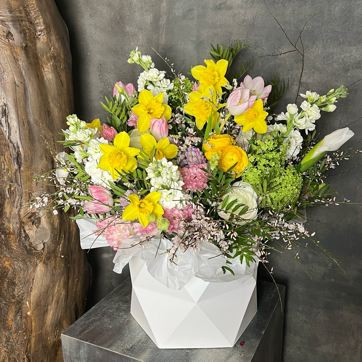 Композиция с нарциссами, тюльпанами и ранункульсами 