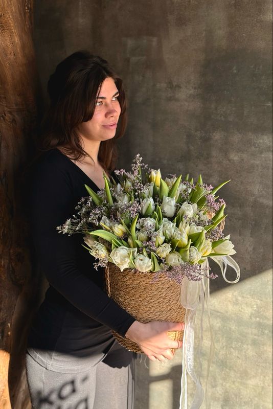 Композиция XXL 505 из тюльпанов и цветочных добавок 