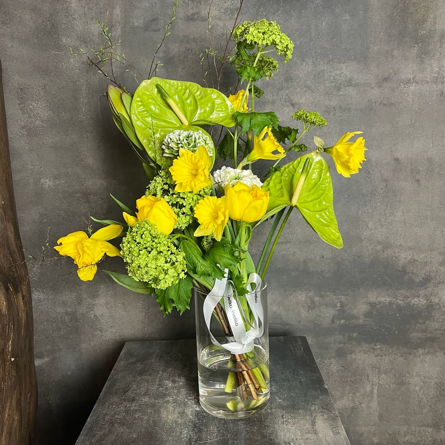 Букет с антуриумом, нарциссами и тюльпаном