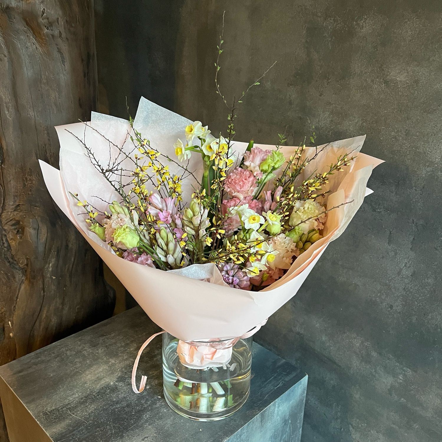 Букет из гиацинтов, эустомы и нарциссов