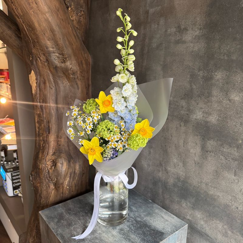 Букет из дельфиниума, нарциссов и вибурнума