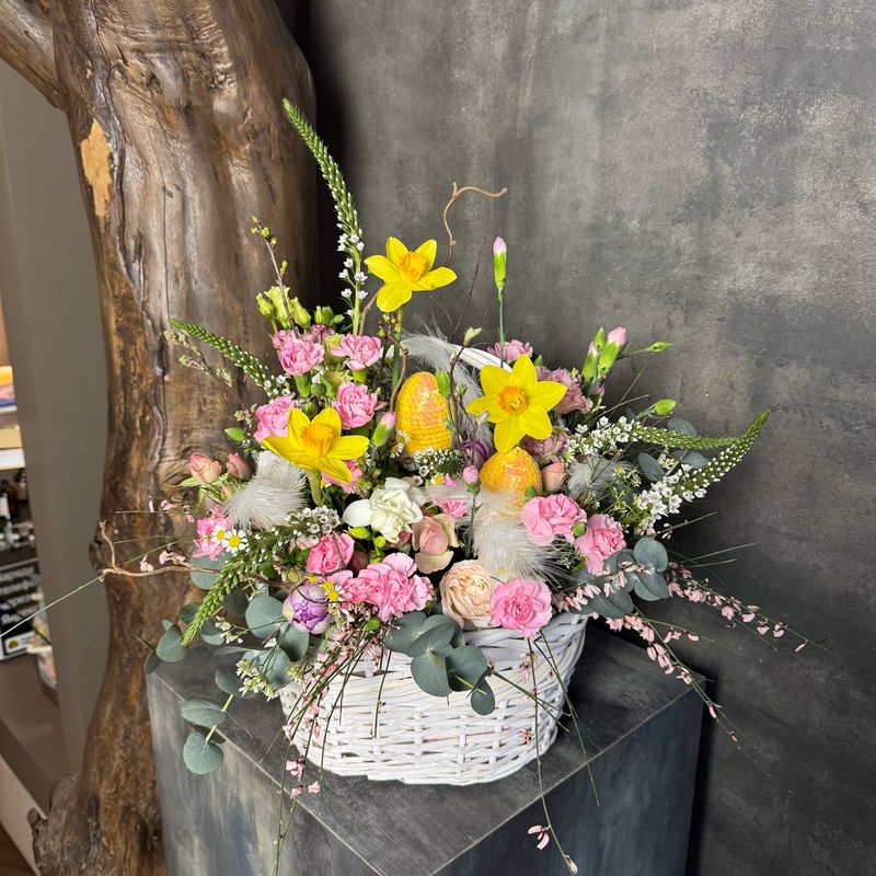 Композиция из роз, нарциссов и гвоздик 