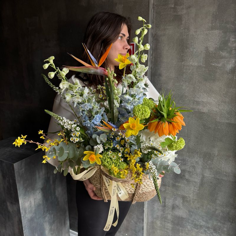 Композиция XXL из стрелиции, дельфиниума и фритиллярии