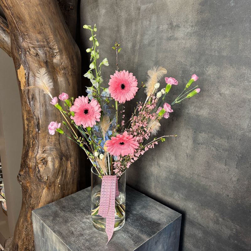 Букет с герберами, гвоздиками и дельфиниумом