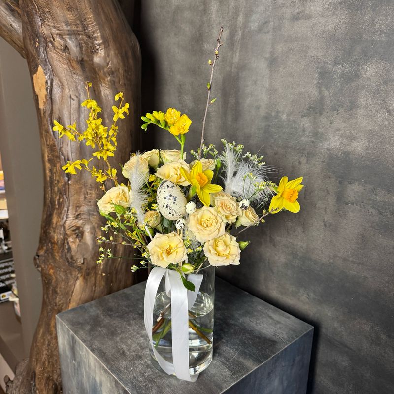 Букет из роз, нарциссов и фрезии