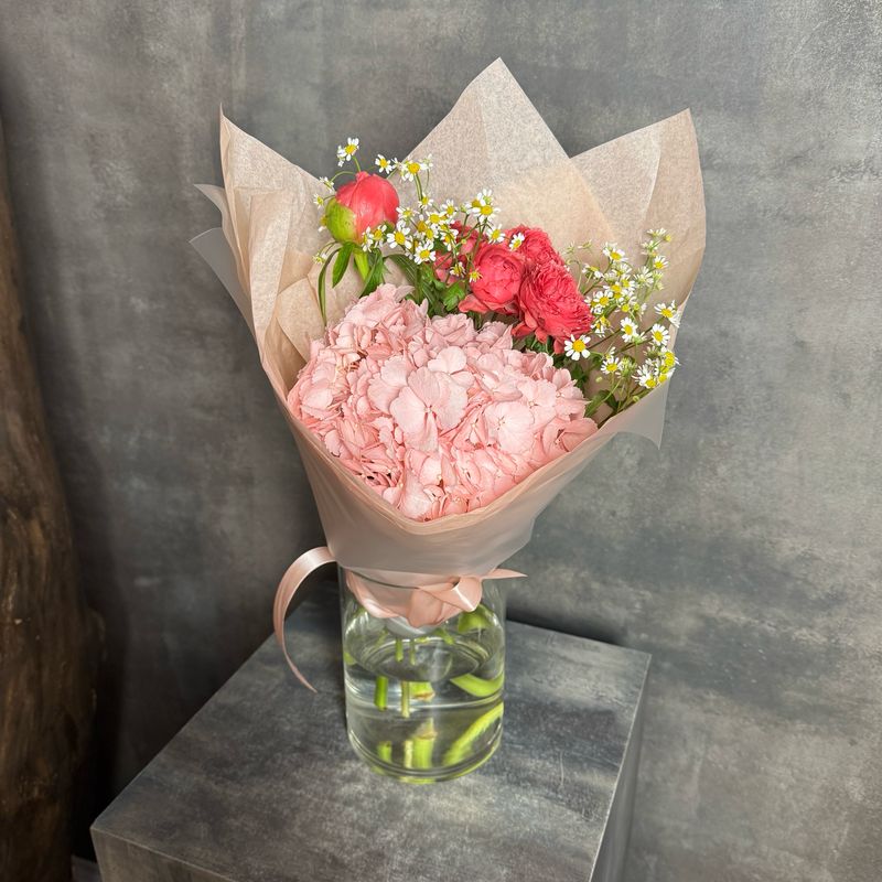 Букет с гортензией, розами и пионом