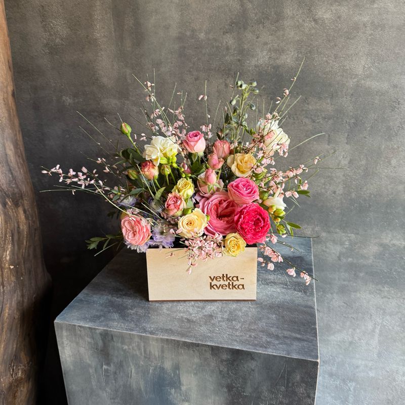 Композиция с розами и гвоздиками 