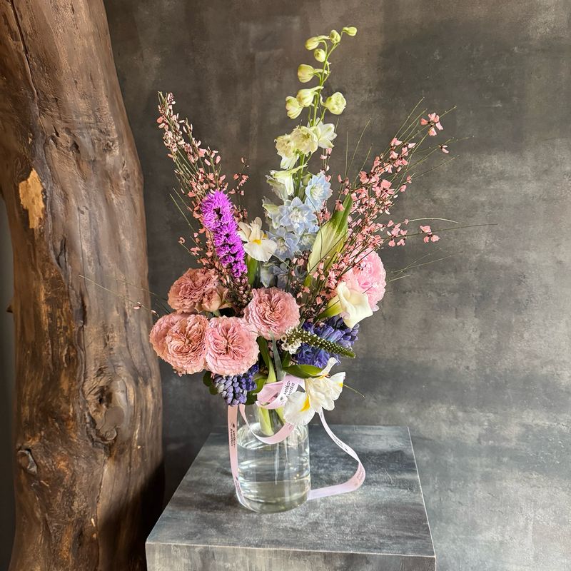 Букет с дельфиниумом и лиатрисом